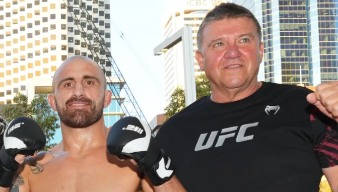 HLV của Alexander Volkanovski "không phục" vì trận tranh đai ở UFC 324