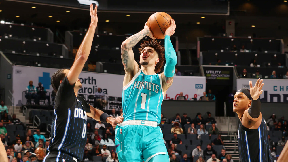 LaMelo Ball ném bóng thẳng vào mặt Jalen Brunson: Tai nạn hay cố ý?