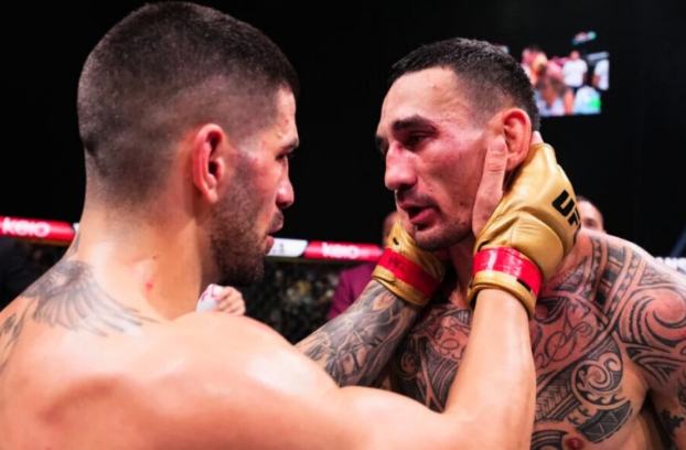 Max Holloway lên tiếng ủng hộ Ilia Topuria tạm rời UFC