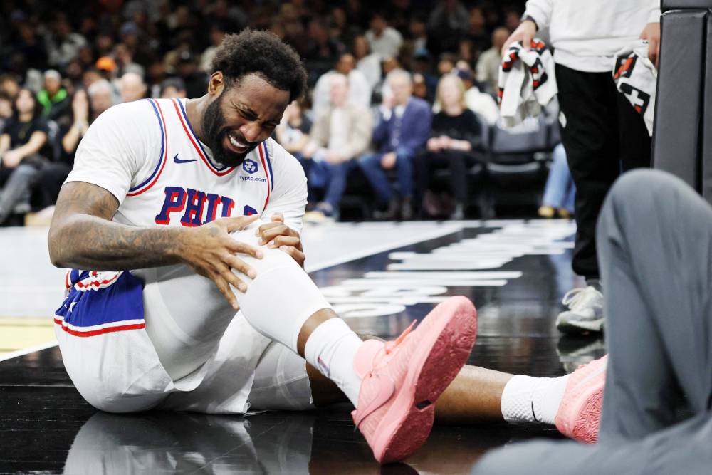 Chiến thắng của 76ers kém vui: Andre Drummond dính chấn thương ghê rợn phải nhờ xe lăn hỗ trợ