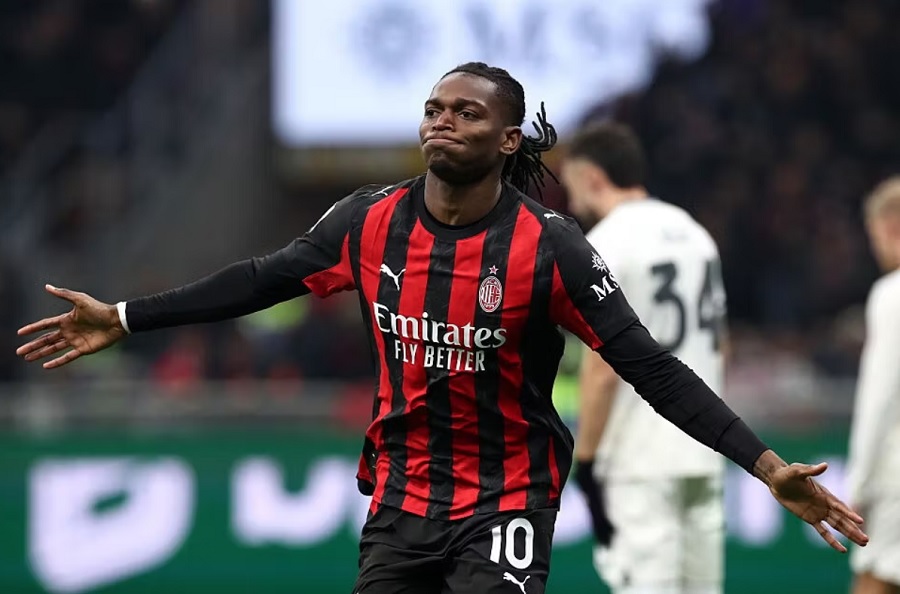 Rafael Leao nối gót Ronaldo, Henry trở thành tiền đạo trung tâm và thay đổi sự nghiệp