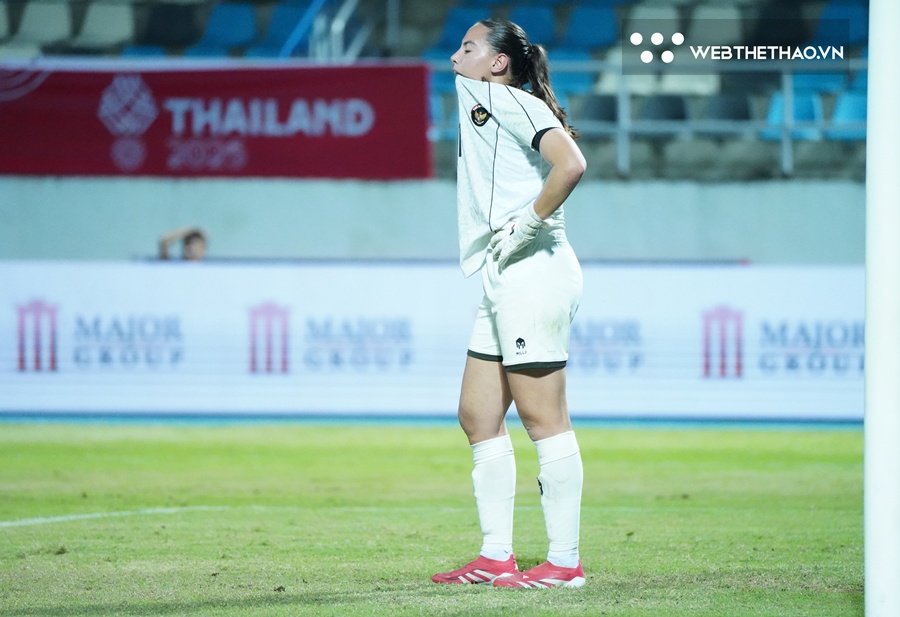 Thủ m&ocirc;n nhập tịch Indonesia &ocirc;m đầu, cắn &aacute;o khi thua thảm 0-8 trước Th&aacute;i Lan