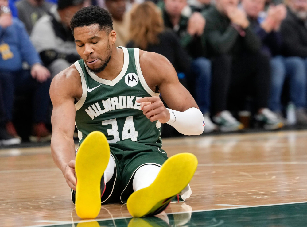 Vừa rộ tin đồn chuyển nhượng, Giannis Antetokounmpo lại dính chấn thương bắp chân phải Vừa rộ tin đồn chuyển nhượng, Giannis Antetokounmpo lại dính chấn thương bắp chân phải