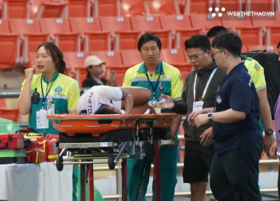 “Tai nạn kép” SEA Games 33: Hậu vệ U22 Lào vừa chấn thương nặng vừa bị thẻ đỏ