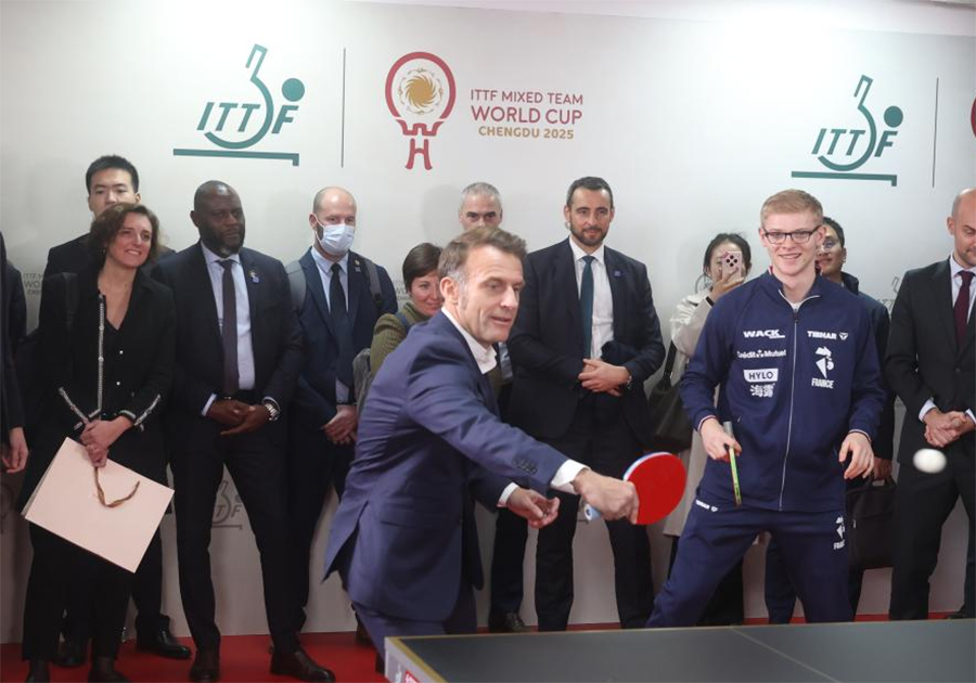 Tổng thống Pháp gặp gỡ tuyển bóng bàn Trung Quốc và Pháp dự ITTF Mixed Team World Cup tại Thành Đô