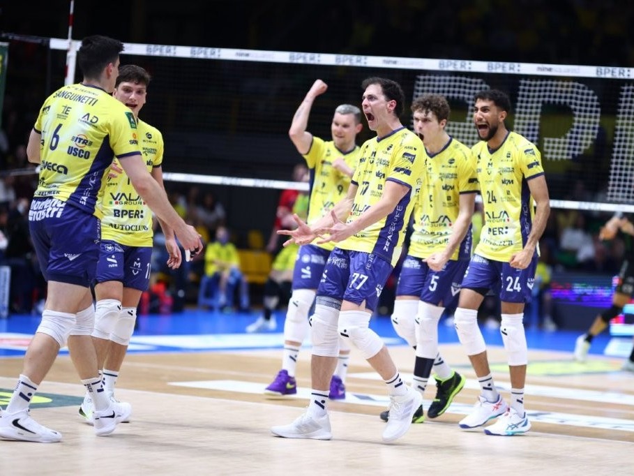 Modena thắng ấn tượng trong “classico”, tạo cú bứt phá vòng 10