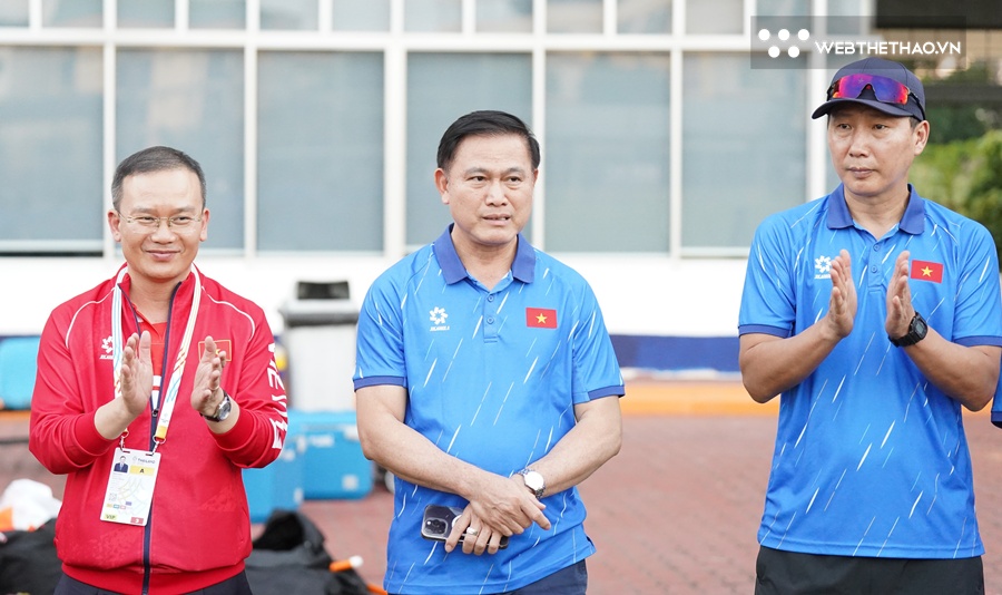 Trưởng đoàn Thể thao Việt Nam động viên U22 Việt Nam trước trận quyết đấu Malaysia