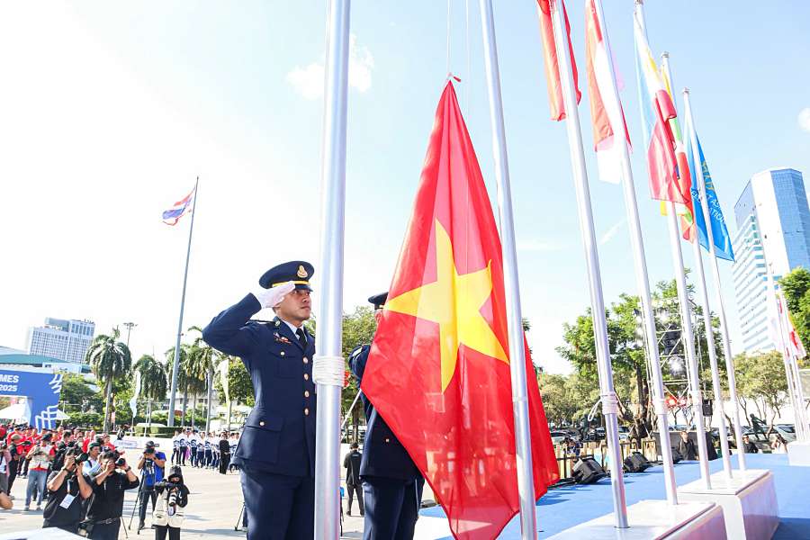 Quốc kỳ Việt Nam bay cao tiếp lửa cho các VĐV tranh tài SEA Games 33
