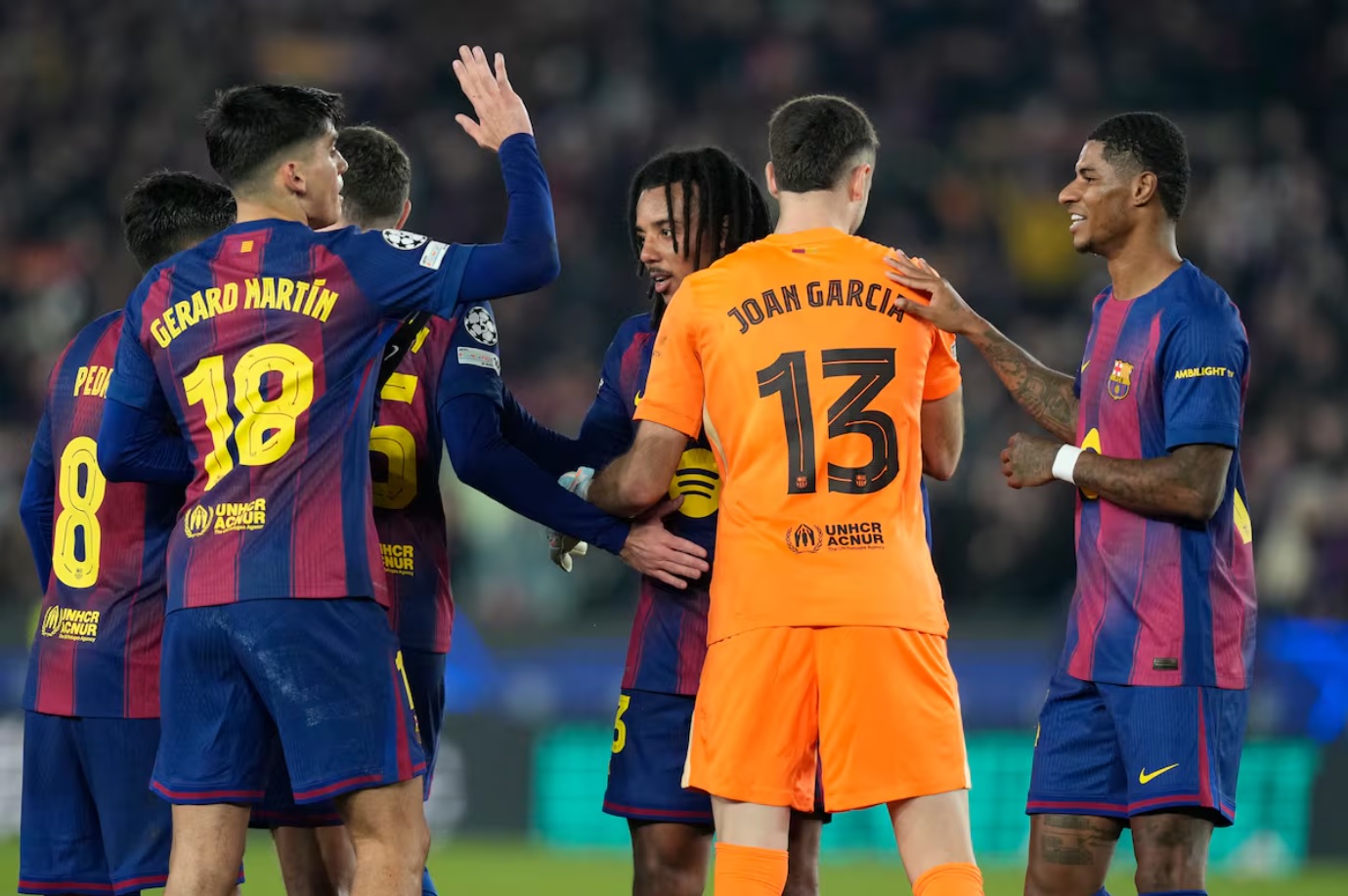 Barcelona thắng sít sao nhờ cú đúp đánh đầu của một trung vệ