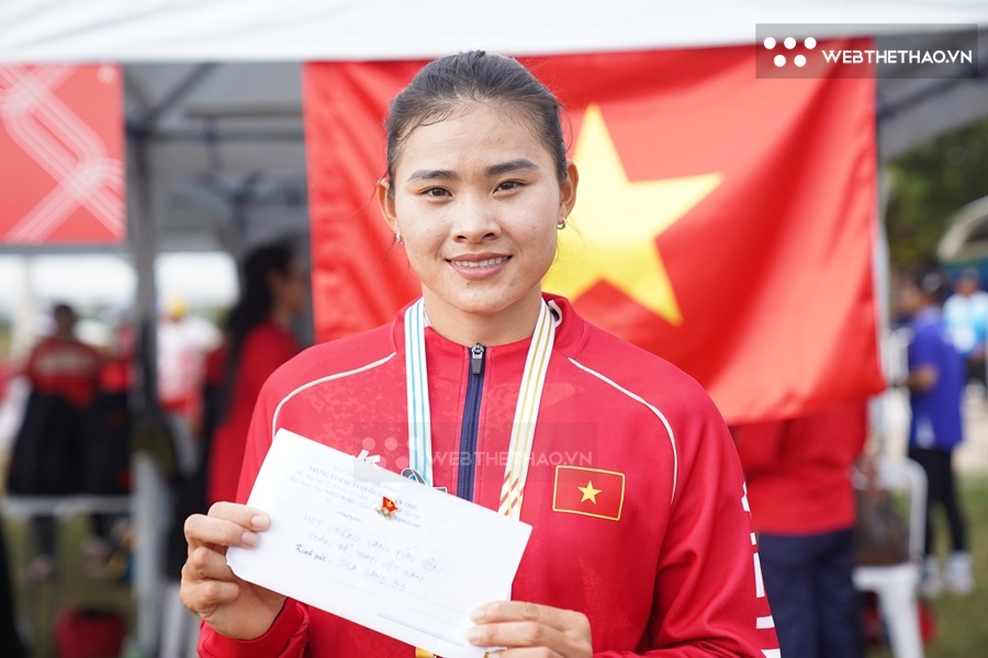 Nhảy cầu để học bơi, vượt sợ h&atilde;i lấy v&agrave;ng SEA Games: H&agrave;nh tr&igrave;nh đặc biệt của tay ch&egrave;o Diệp Thị Hương