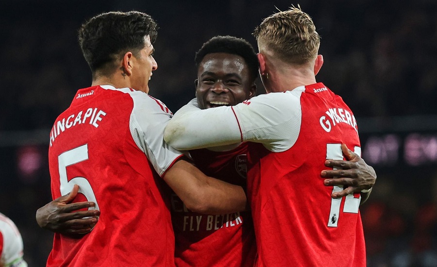 Arsenal giữ khoảng cách 5 điểm nhờ bàn phản lưới nhà ở phút 90+4