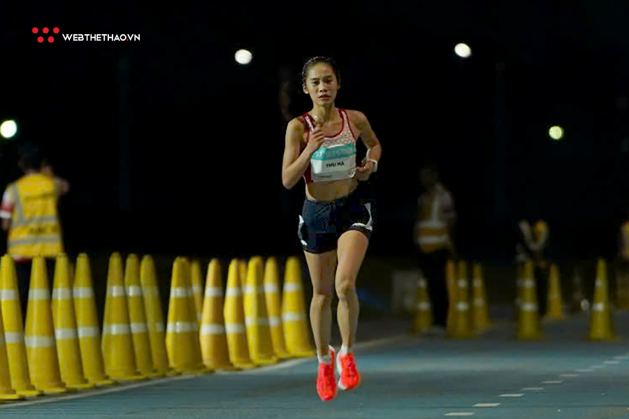 B&ugrave;i Thị Thu H&agrave; bước ra &aacute;nh s&aacute;ng tr&ecirc;n đường chạy marathon nữ SEA Games 33