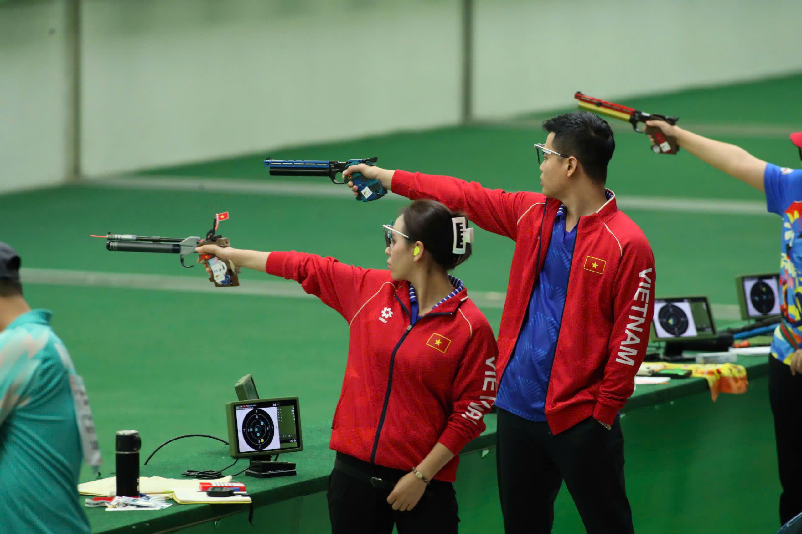Trực tiếp SEA Games 33 sáng ngày 15/12: Thu Vinh - Quang Huy giành HCB bắn súng