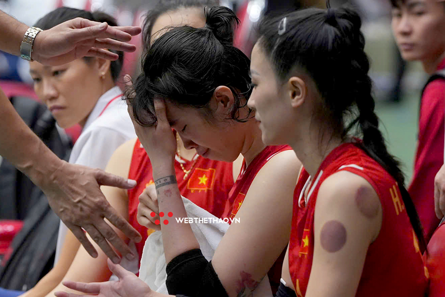 "Mưa nước mắt" sau thất bại khó quên của bóng chuyền nữ Việt Nam tại SEA Games 33