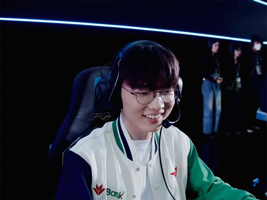 Faker rạng rỡ trong fan meeting T1, dành riêng điều đặc biệt cho cho fan Việt Faker rạng rỡ trong fan meeting T1, dành riêng điều đặc biệt cho cho fan Việt
