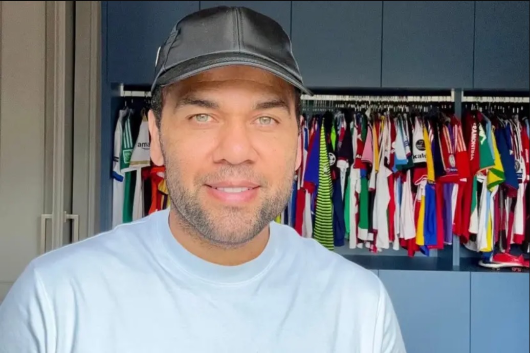 Dani Alves mua một câu lạc bộ ở Bồ Đào Nha và "ký hợp đồng" thi đấu cho chính