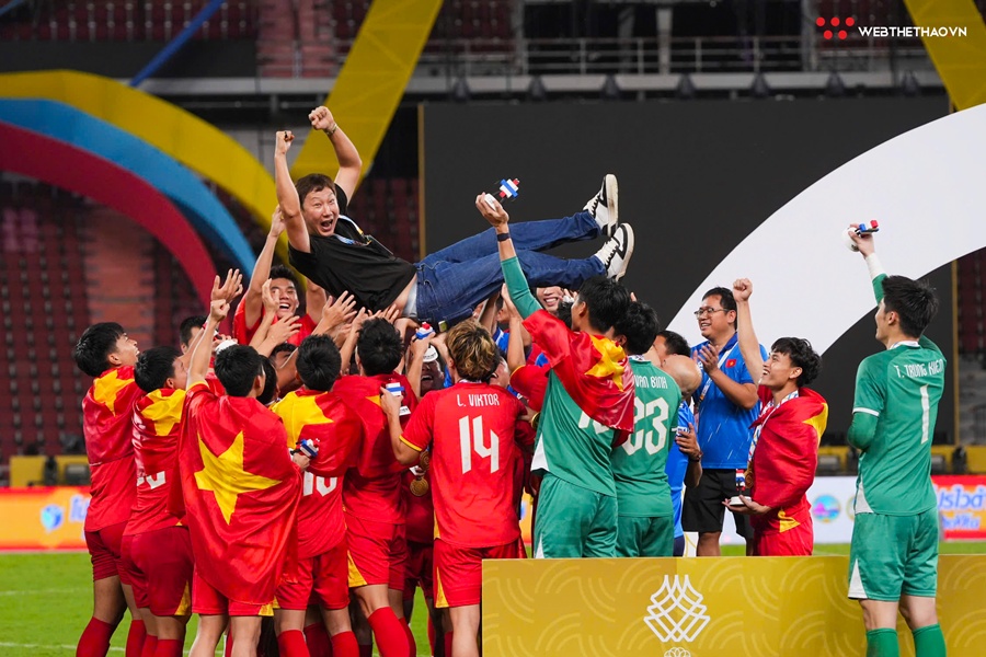HLV Kim Sang Sik: Gia đình tôi nghĩ tivi hỏng khi Việt Nam thua Thái Lan 0-2