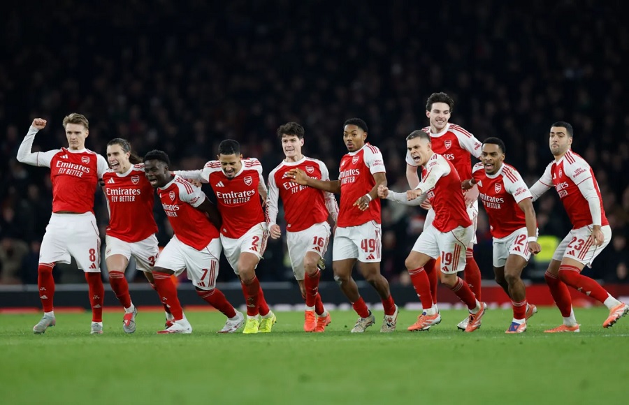 "Tội đồ" đá phản lưới nhà và sút hỏng penalty giúp Arsenal vào bán kết Cúp Liên đoàn