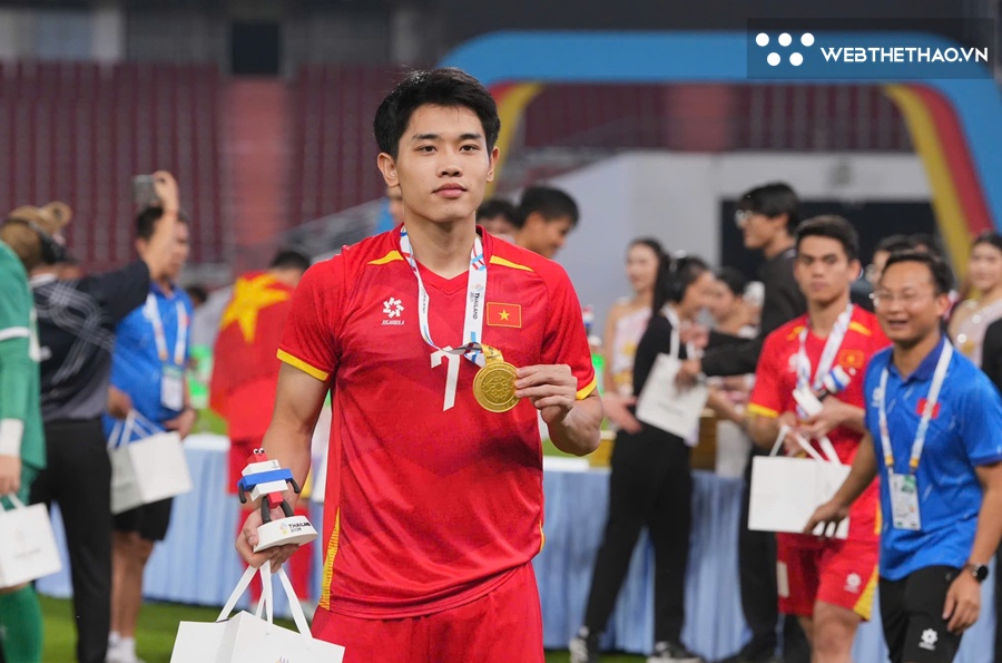 Hai cầu thủ gi&agrave;nh HCV SEA Games 33 lọt v&agrave;o Top 5 Quả b&oacute;ng V&agrave;ng Việt Nam 2025