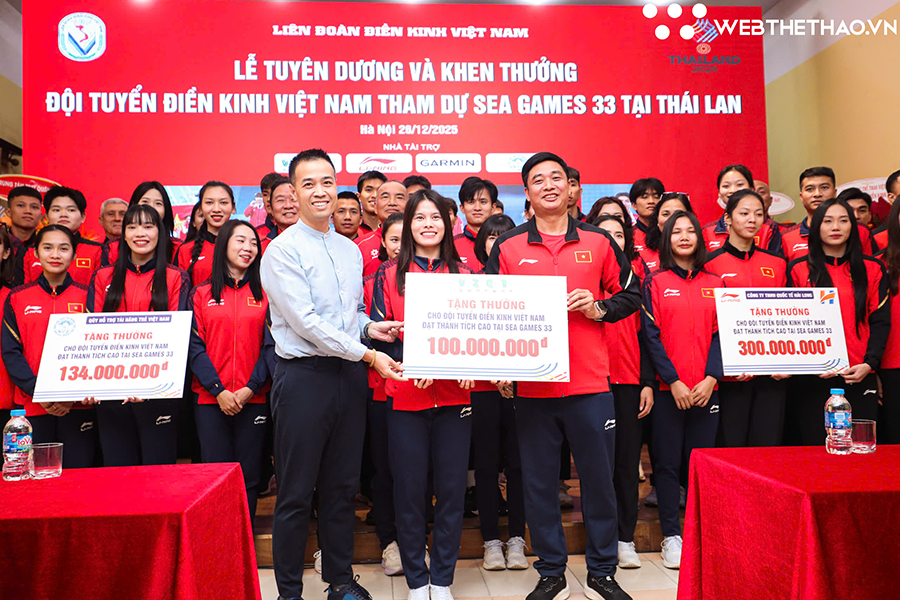 Vietcontent trao tặng đội tuyển điền kinh Việt Nam 100 triệu sau th&agrave;nh t&iacute;ch 12 HCV SEA Games 33