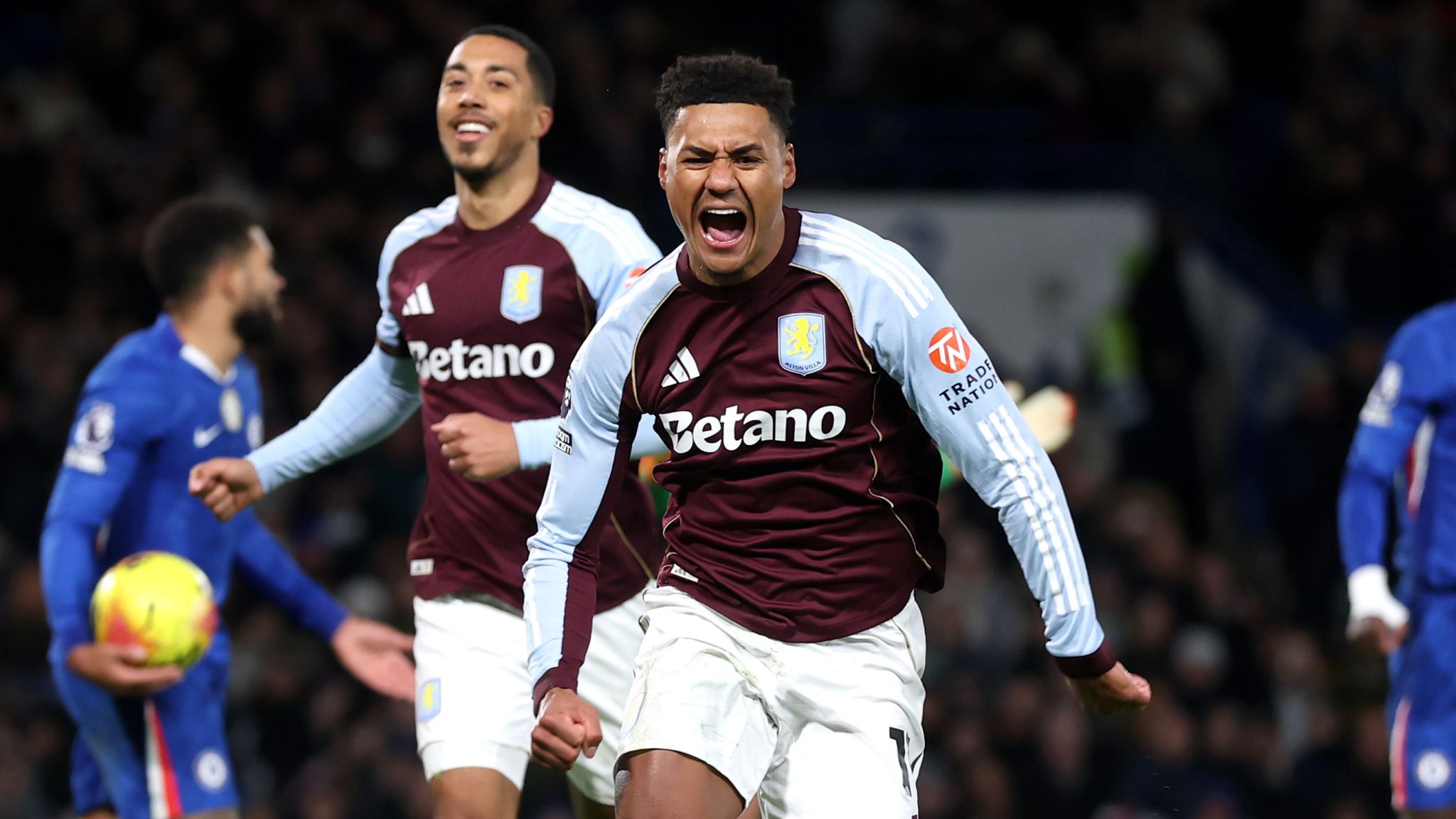 Aston Villa đã "lột xác" ngoạn mục thế nào sau quyết định thay người của Emery?