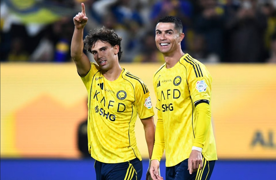 Ronaldo trở thành cầu thủ đầu tiên ghi được 40 bàn thắng trong 14 năm khác nhau