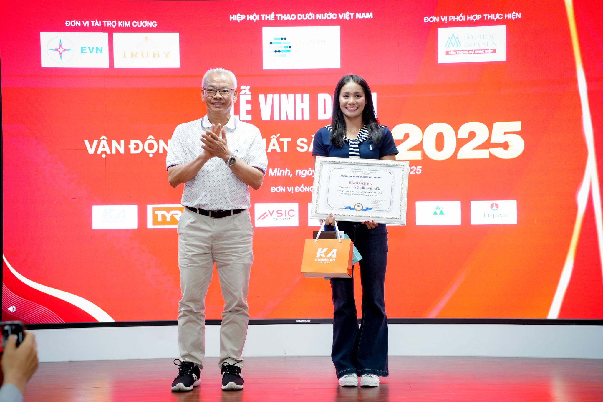 Mỹ Ti&ecirc;n được vinh danh k&igrave;nh ngư xuất sắc nhất năm sau kỳ SEA Games đầy s&oacute;ng gi&oacute;