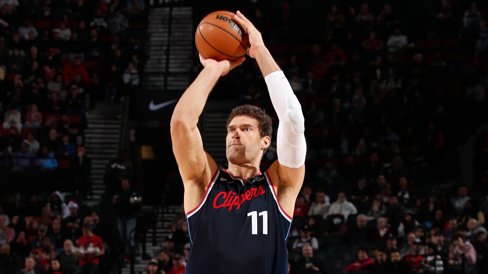 Brook Lopez lập kỷ lục ném 3 điểm ở tuổi 37, sánh ngang Curry và LeBron James