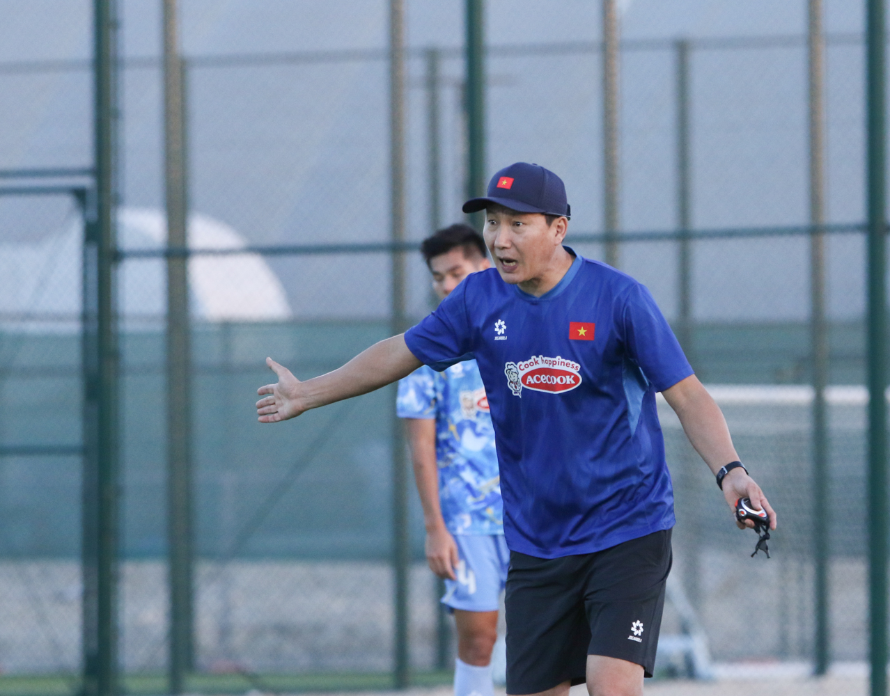 HLV Kim Sang Sik củng cố khả năng phòng ngự cho U23 Việt Nam