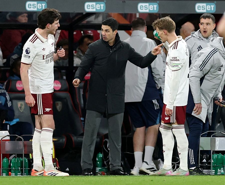 Mikel Arteta được khen "thay cầu thủ giỏi như Sir Alex Ferguson"