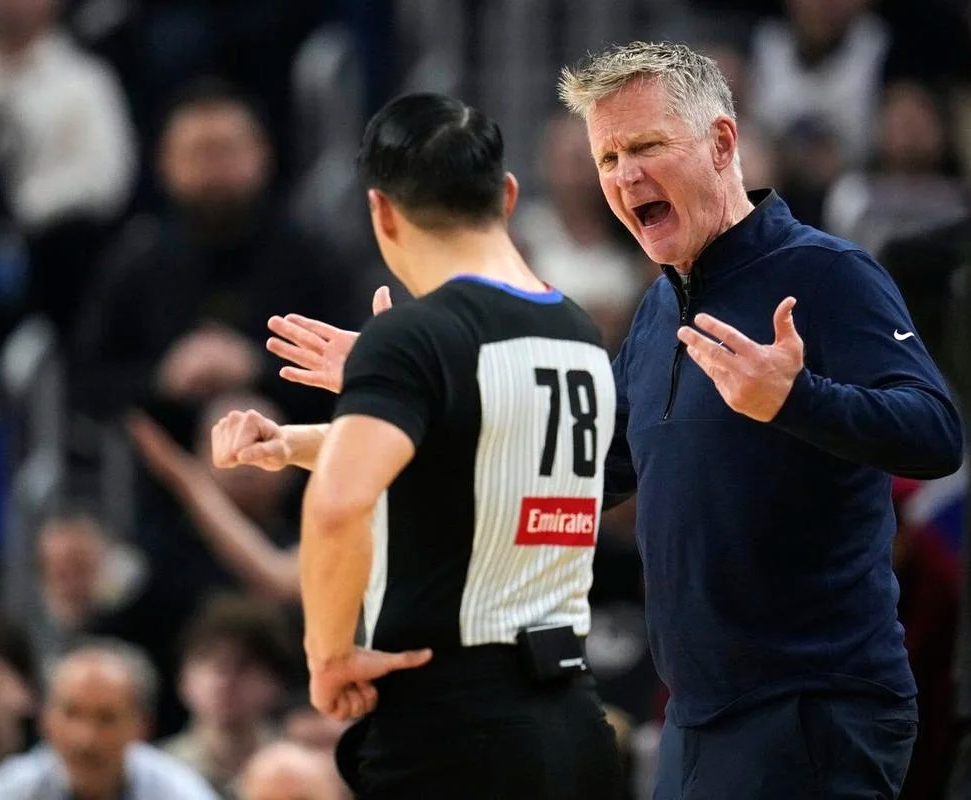 HLV Steve Kerr nổi cơn thịnh nộ, bị đuổi trong trận thua 1 điểm của Warriors trước Clippers