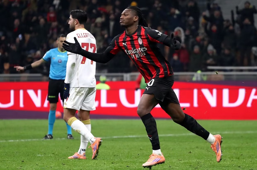 Leao và phạt đền giúp AC Milan tránh được thất bại ở phút bù giờ