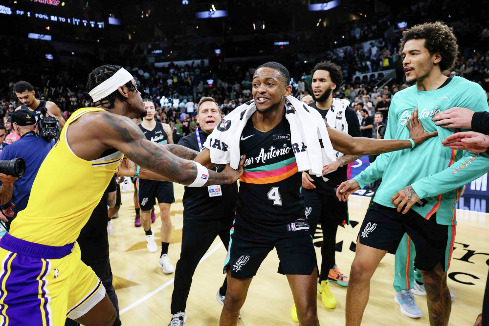 Căng thẳng sau trận Spurs - Lakers: Jarred Vanderbilt chọc tay vào mặt Jeremy Sochan