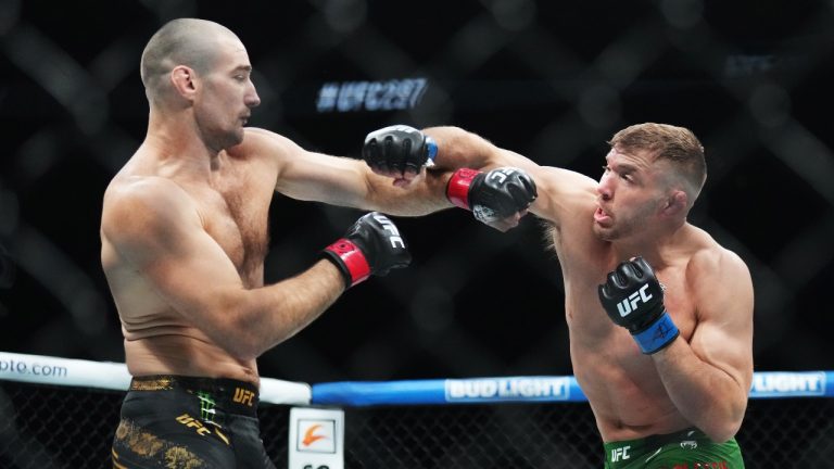 Sean Strickland tố UFC gây áp lực tái đấu Dricus du Plessis dù anh gãy vai