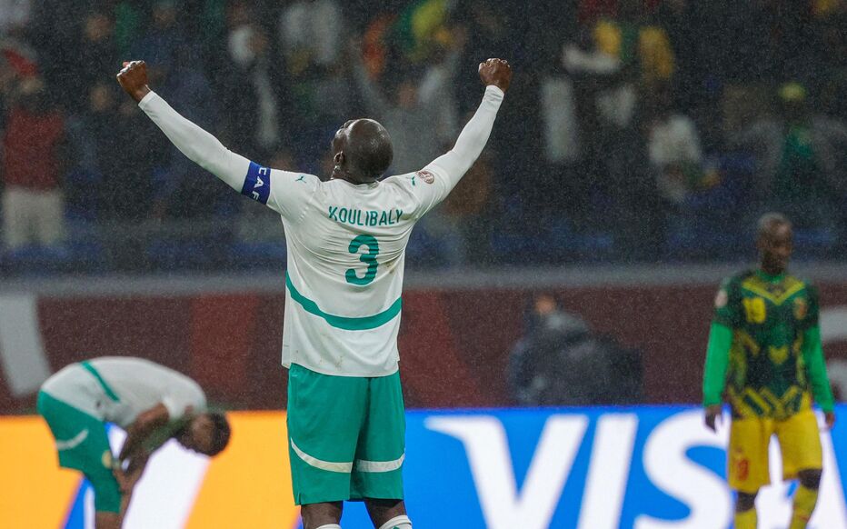 Senegal vào bán kết Cúp châu Phi sau khi đánh bại Mali với 10 người