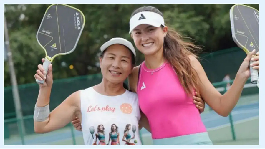 Pickle Peacock: Mẹ Anna Bright và câu chuyện thời trang pickleball đầy sắc màu