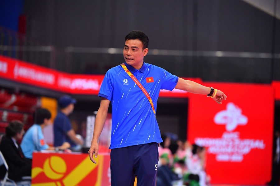 HLV Nguyễn Đình Hoàng và năm bứt phá lịch sử của futsal nữ Việt Nam