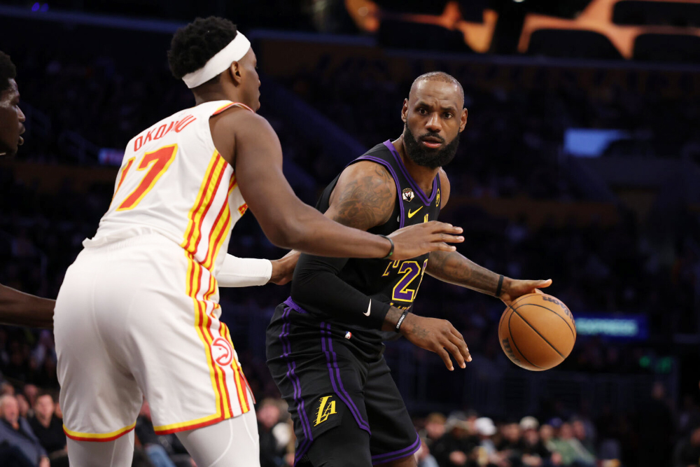 LeBron James tuổi 41: Ra sân back-to-back, suýt lập triple-double lịch sử giúp Lakers đè bẹp Hawks LeBron James tuổi 41: Ra sân back-to-back, suýt lập triple-double lịch sử giúp Lakers đè bẹp Hawks
