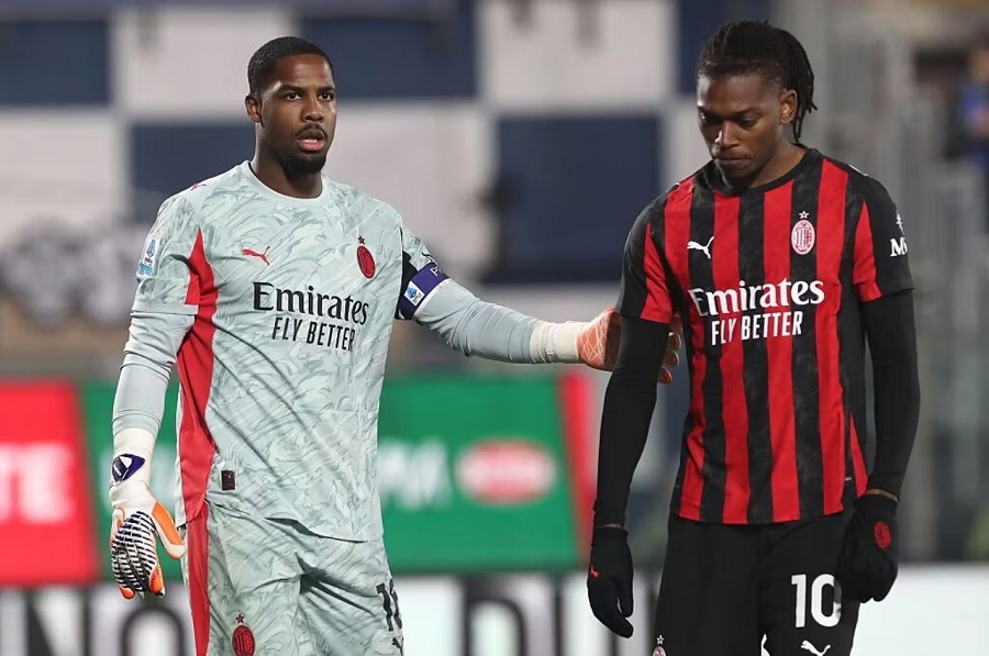 Vụ đá phạt đền tại AC Milan: Leao cầm bóng, nhưng Nkunku lại được lựa chọn
