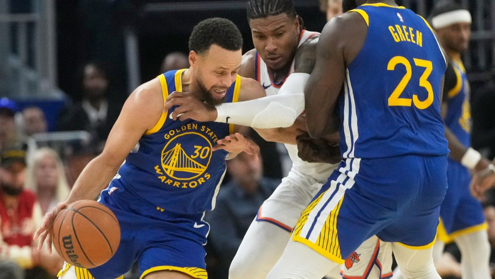 Warriors thắng Knicks, nhưng dáng đi khập khiễng của Steph Curry gây lo lắng Warriors thắng Knicks, nhưng dáng đi khập khiễng của Steph Curry gây lo lắng
