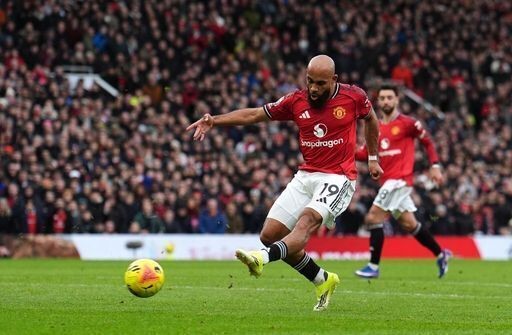 Carrick khởi đầu hoàn hảo giúp MU xuất sắc hạ gục Man City trong trận derby
