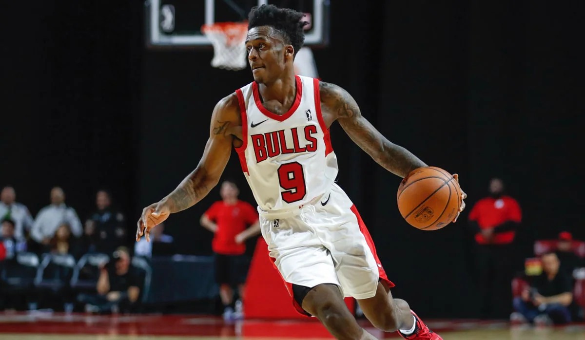 Cựu cầu thủ Chicago Bulls Antonio Blakeney bị buộc tội trong đường d&acirc;y d&agrave;n xếp tỷ số quy m&ocirc; lớn