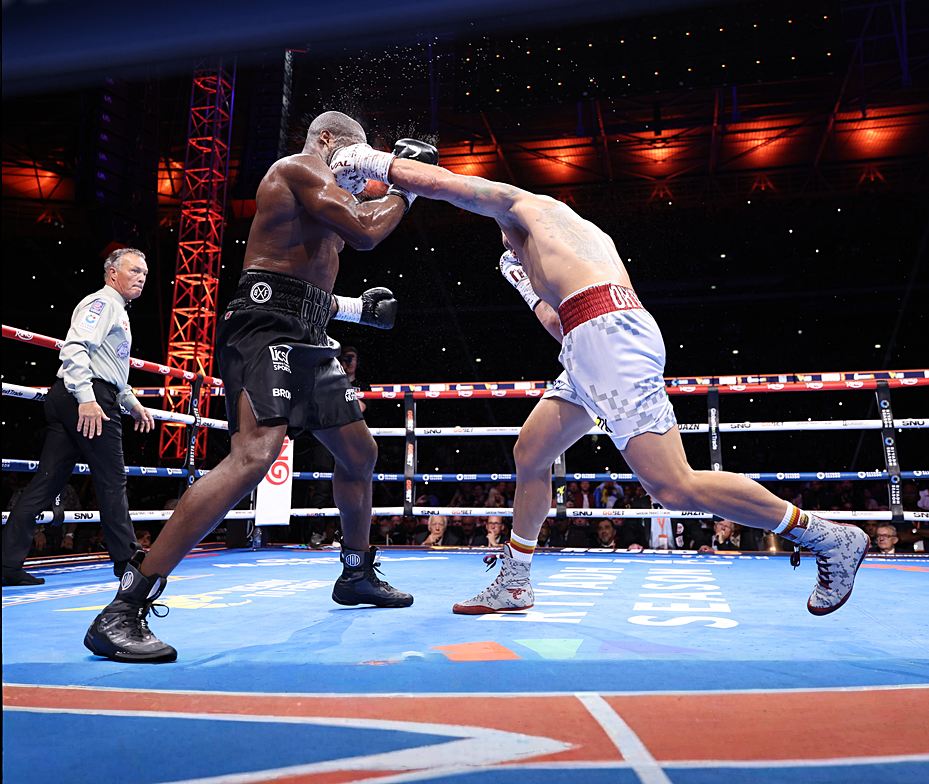 Nhà vô địch tuyệt đối boxing hạng nặng thế giới Oleksandr Usyk nhận giải "Cú đấm knock-out của năm"