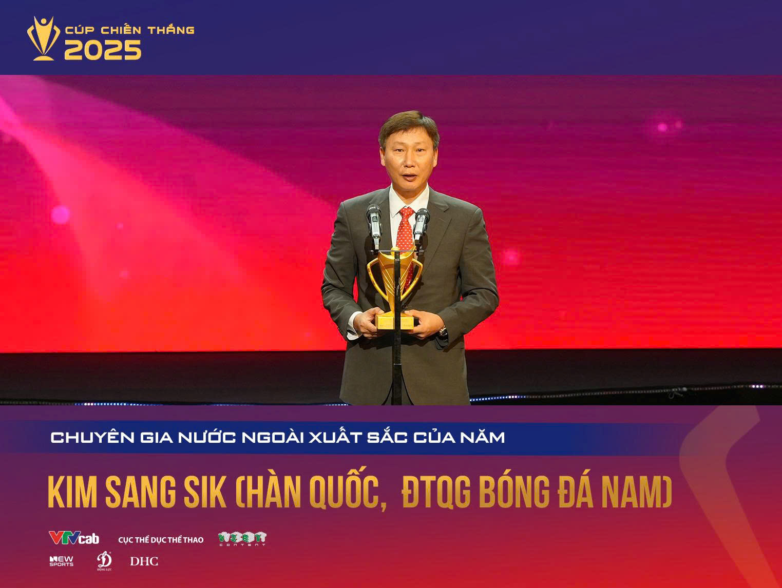 Vinh danh HLV Kim Sang Sik ở hạng mục Chuyên gia xuất sắc Cúp Chiến thắng 2025