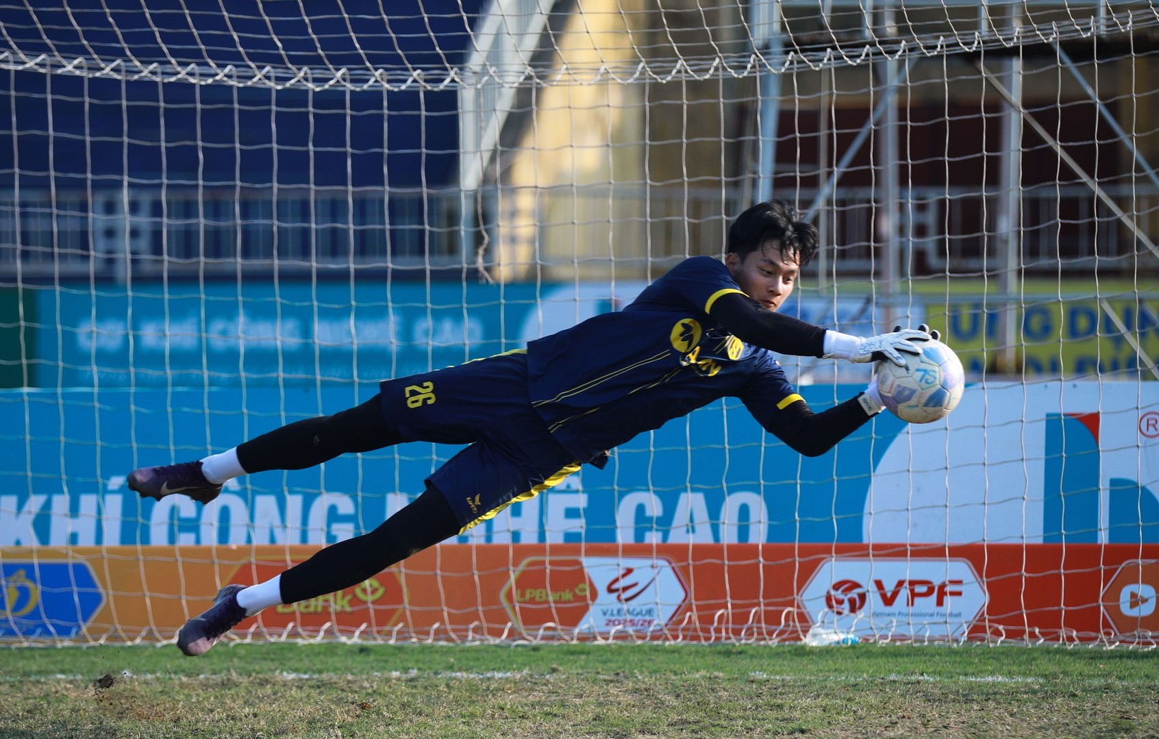 Thủ môn Cao Văn Bình nếm trải thất bại ngày trở lại V.League