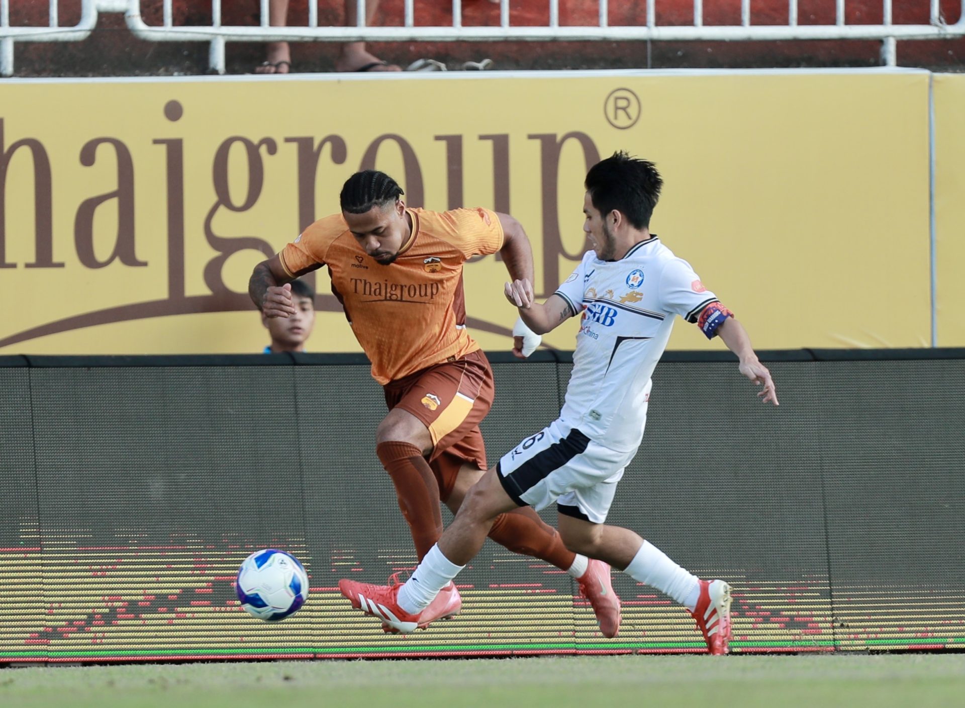 V.League trước kỳ nghỉ Tết B&iacute;nh Ngọ: Cuộc đua trụ hạng căng thẳng đến nghẹt thở