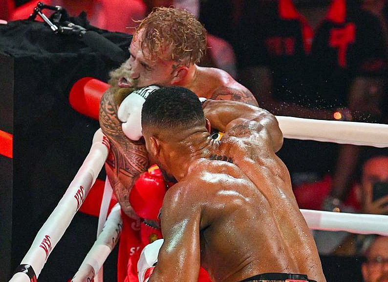 Youtuber Jake Paul tháo chạy khỏi boxing hạng nặng sau khi bị cựu vô địch thế giới Anthony Joshua đấm vỡ hàm