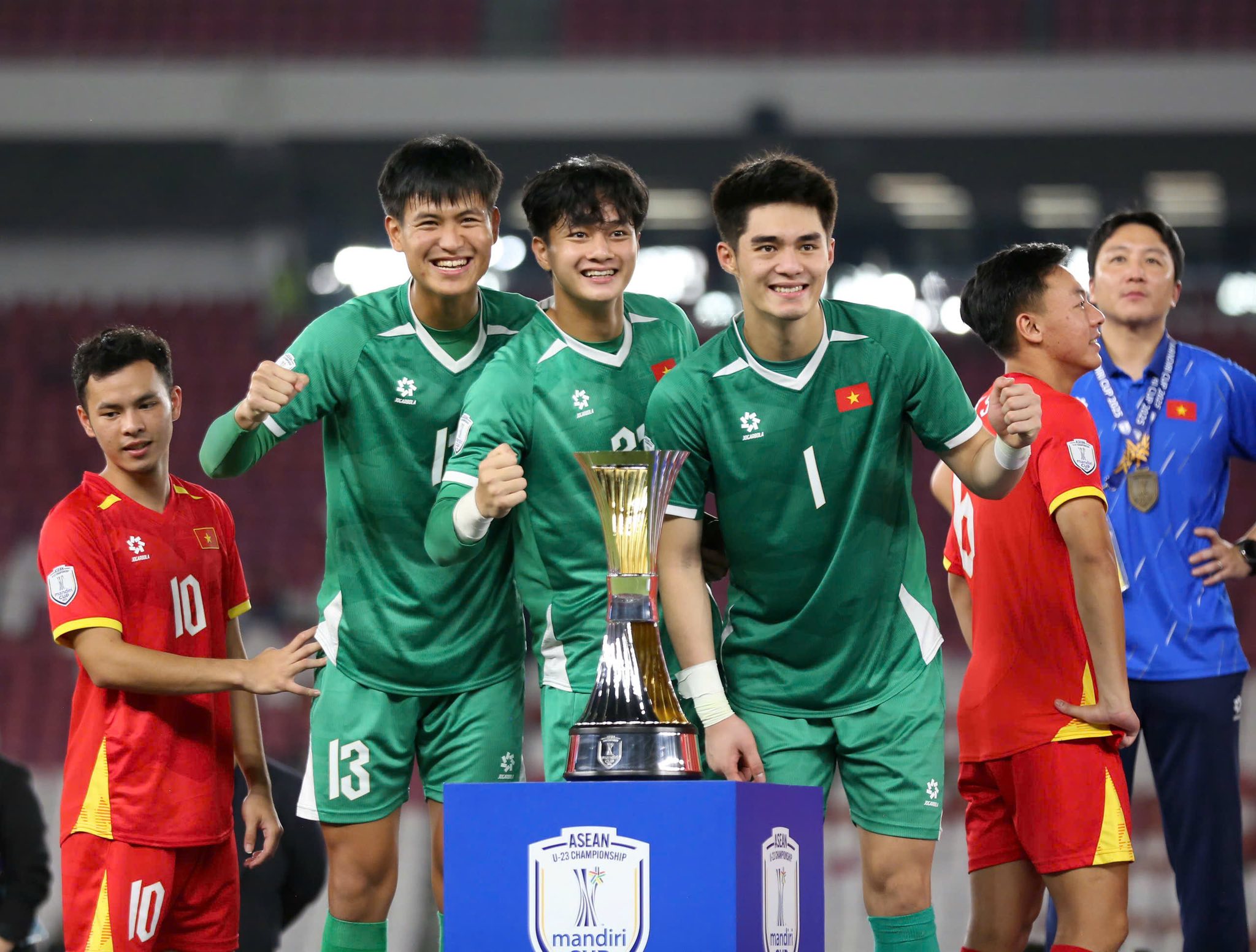 Kh&ocirc;ng ngủ qu&ecirc;n tr&ecirc;n h&agrave;o quang U23 ch&acirc;u &Aacute;, hai thủ m&ocirc;n trẻ ghi điểm mạnh với HLV Kim Sang Sik