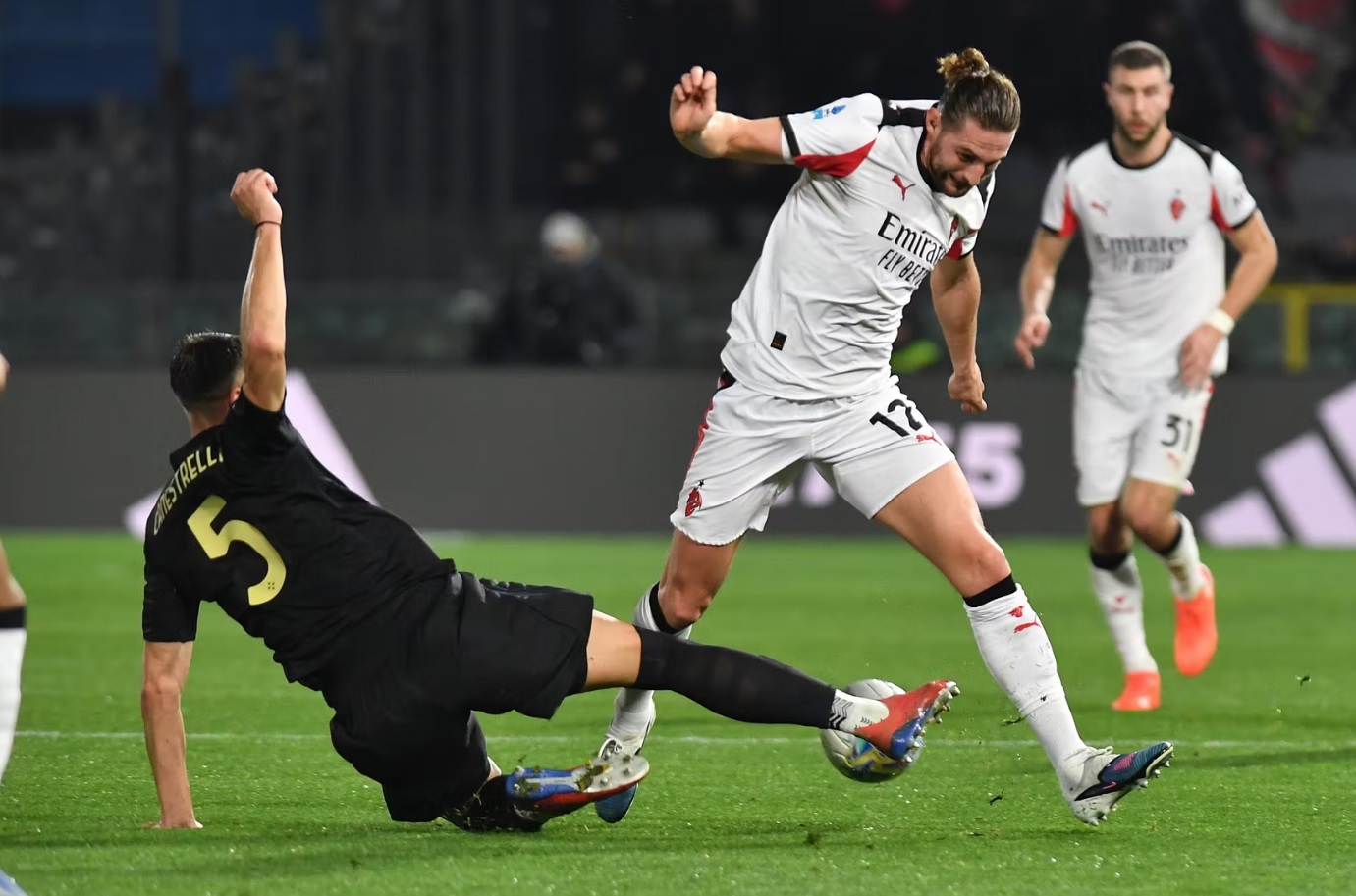 Rabiot nhận 2 thẻ vàng trong 30 giây: tiền vệ của AC Milan có nguy cơ bị treo giò bao nhiêu trận?