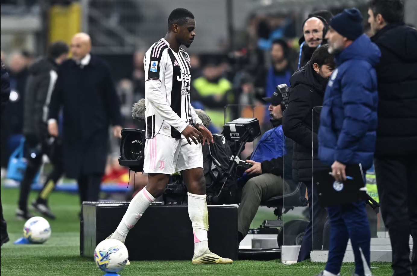 Trọng t&agrave;i Serie A l&ecirc;n tiếng về vụ b&ecirc; bối Bastoni-Kalulu trong trận derby Inter-Juventus